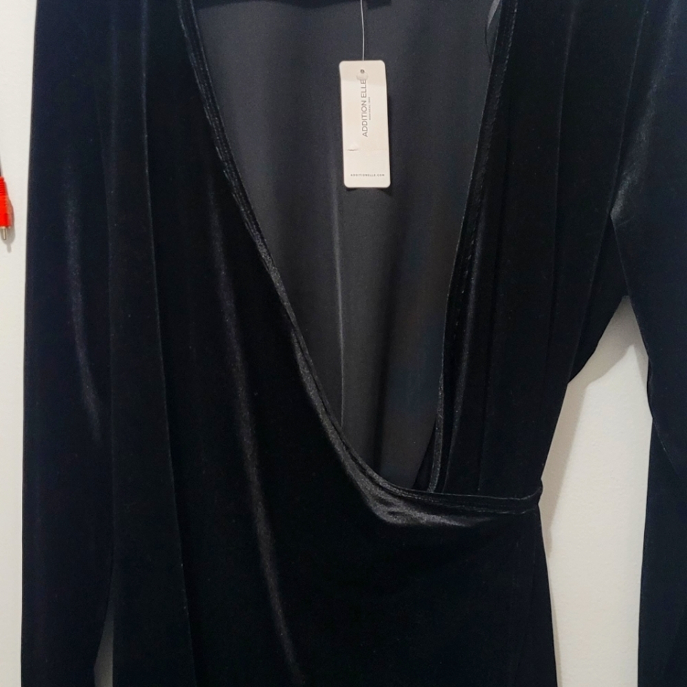 Additionelle black velour wraparound top
